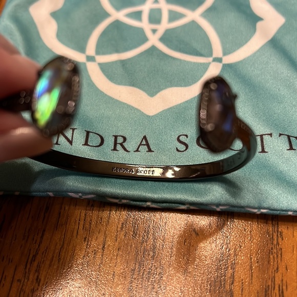Kendra Scott Elton Cuff in Gunmetal win Abalone Shell - Picture 4 of 4